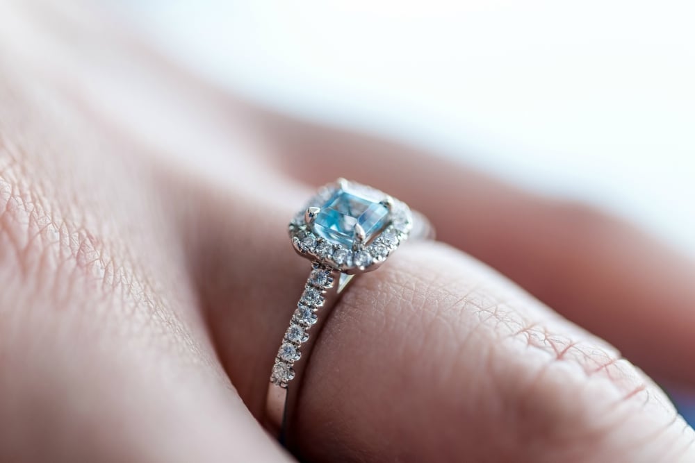 How to Choose an Engagement Ring to Suit Your Hand